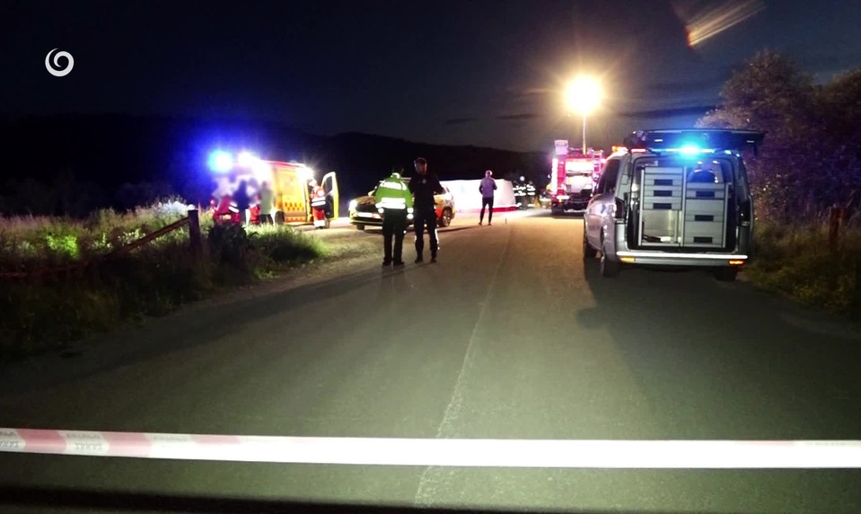 Osobné auto narazilo do betónových panelov. Vodič na mieste podľahol zraneniam