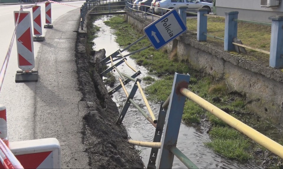 Starosta roky varoval pred katastrofou: Múr v centre obce skončil v potoku