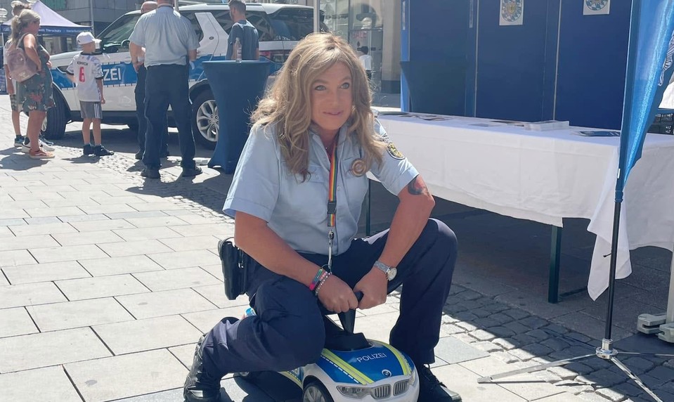Transrodová bývalá policajtka Maja priznala znásilnenie 15-ročného dievčaťa. Čelí aj ďalším obvineniam