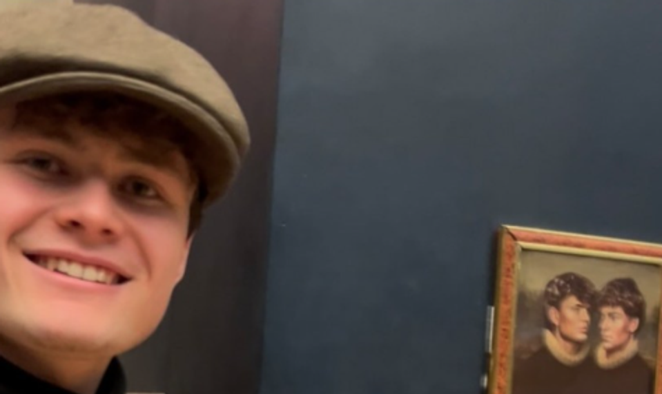 Dvojici influencerov sa podarilo zavesiť obraz v Louvri. Cez kontrolu sa dostali vďaka rámu z lega