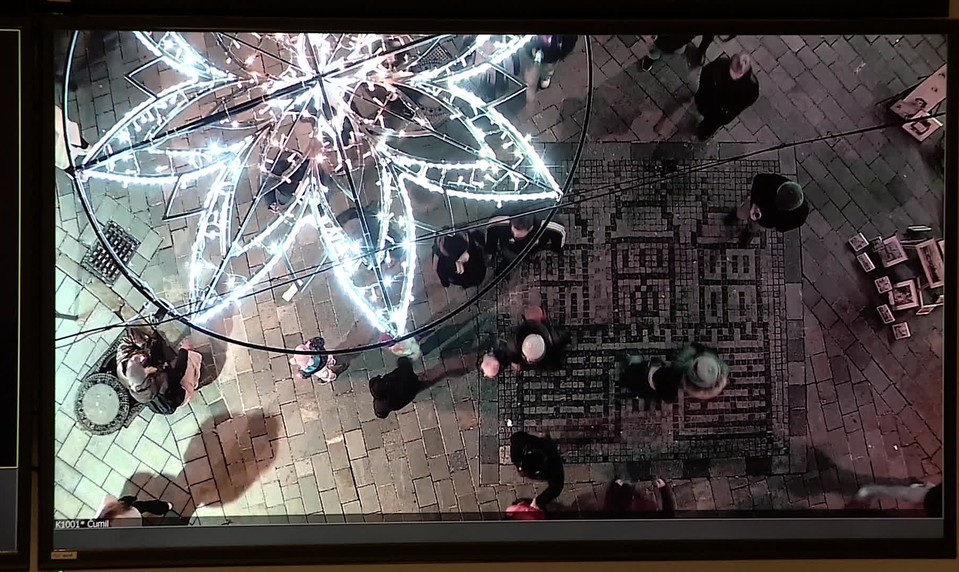 Prvé vianočné trhy prilákali tisíce ľudí, mestskí policajti mali plné ruky práce