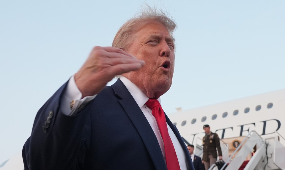 Americké útoky pokračujú „veľmi tvrdo“ rovnako ako diplomatické rokovania medzi USA a Iránom