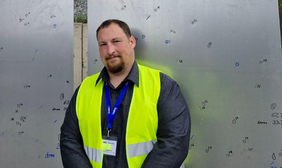 Žije v utajení a spísal závet. Šéf zbrojovky sa obáva útoku novičokom