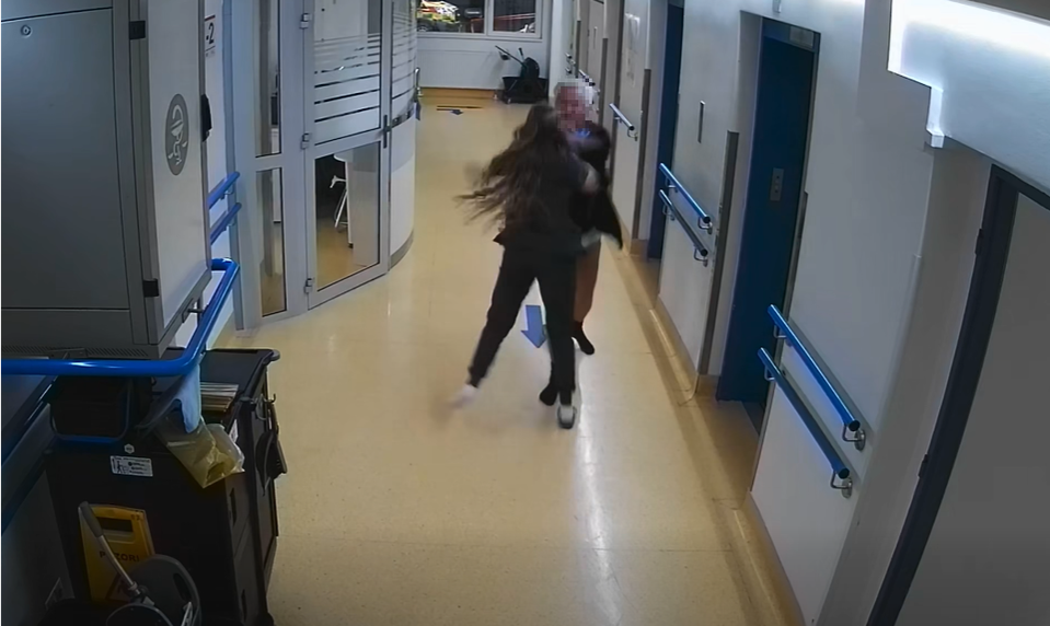Opitý muž v Bratislave brutálne napadol sestru. Polícia ho obvinila a navrhuje vzatie do väzby