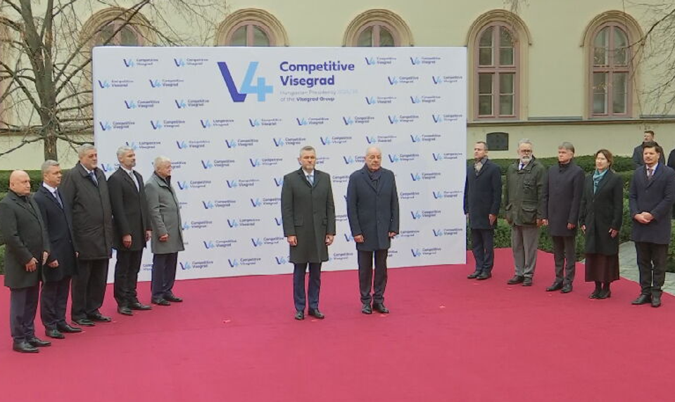 Úvodný ceremoniál a príchody prezidentov na samit V4