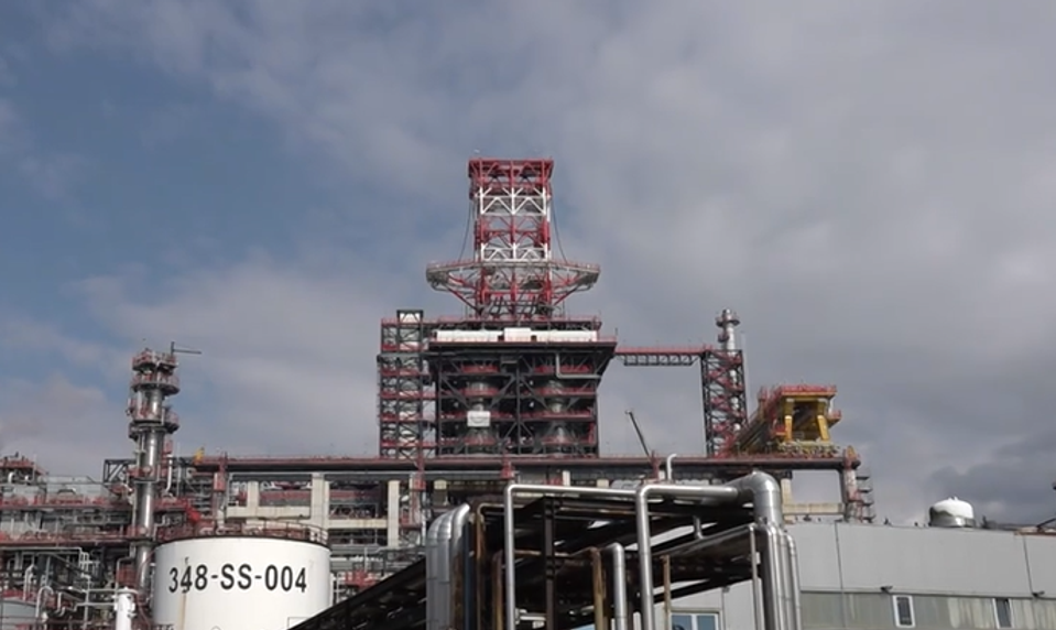 Útoky na Blízkom východe zdvíhajú ceny ropy, trh stále pociťuje nedostatok