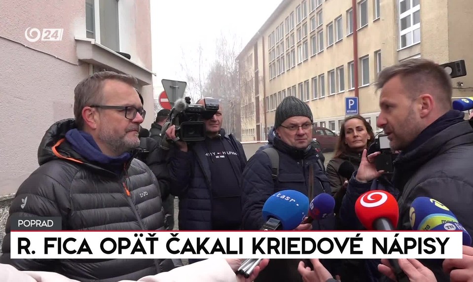 Z Ficovej prednášky odišli študenti predčasne. Štrngali kľúčmi a držali ukrajinskú vlajku