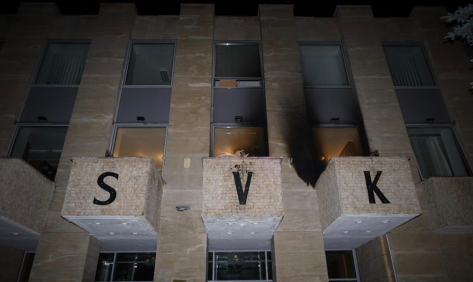 Na Ruský dom v Prahe hodil páchateľ šesť zápalných fliaš, niektoré vybuchli