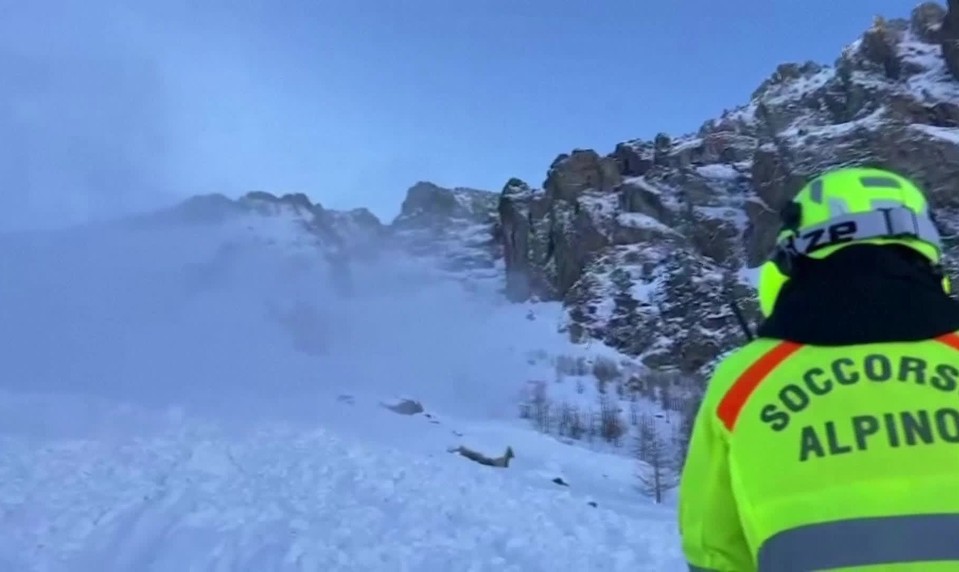 Lavína vo Švajčiarsku zasypala slovenských lyžiarov. 53-ročného muža sa nepodarilo zachrániť