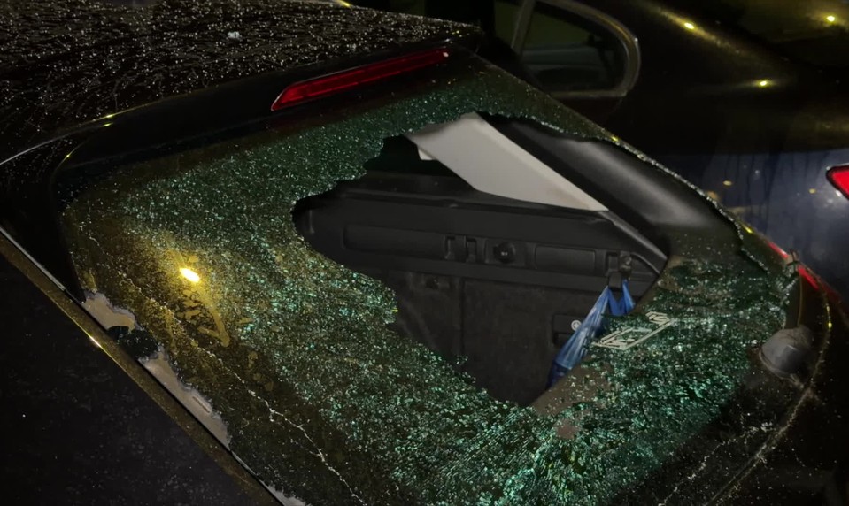 Muž mal k žene údajne platonickú lásku. Rozbil jej okno na aute sekerou