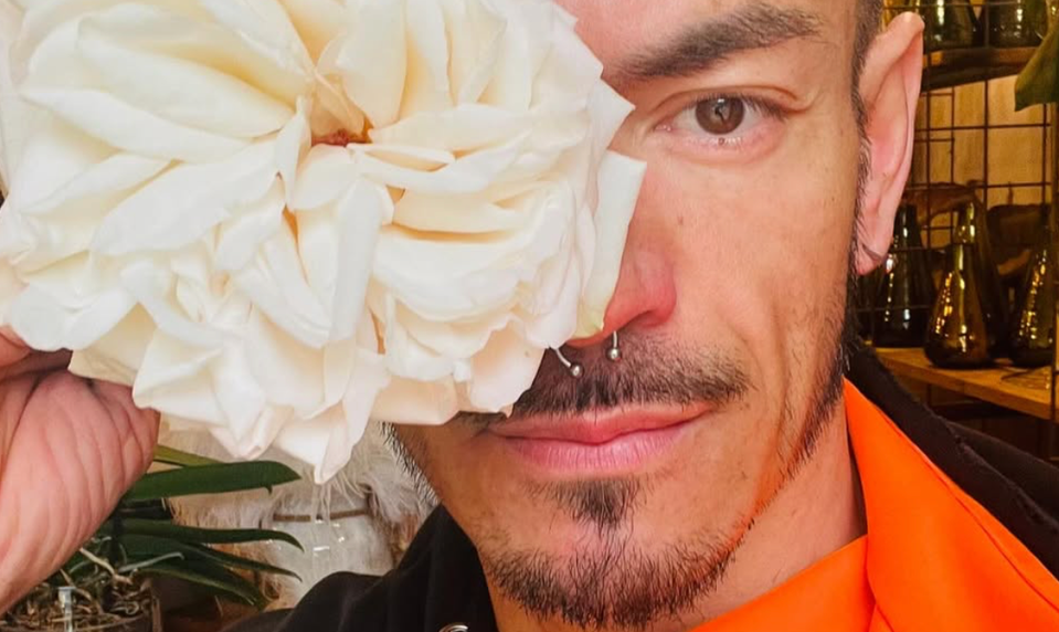 V šoubiznise ho milovali, teraz po ňom túži polícia! Vizážista a florista Bednárik má problém!