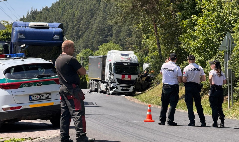 Dopravná nehoda v Rajeckých Tepliciach: Jeden z členov posádky auta nehodu neprežil