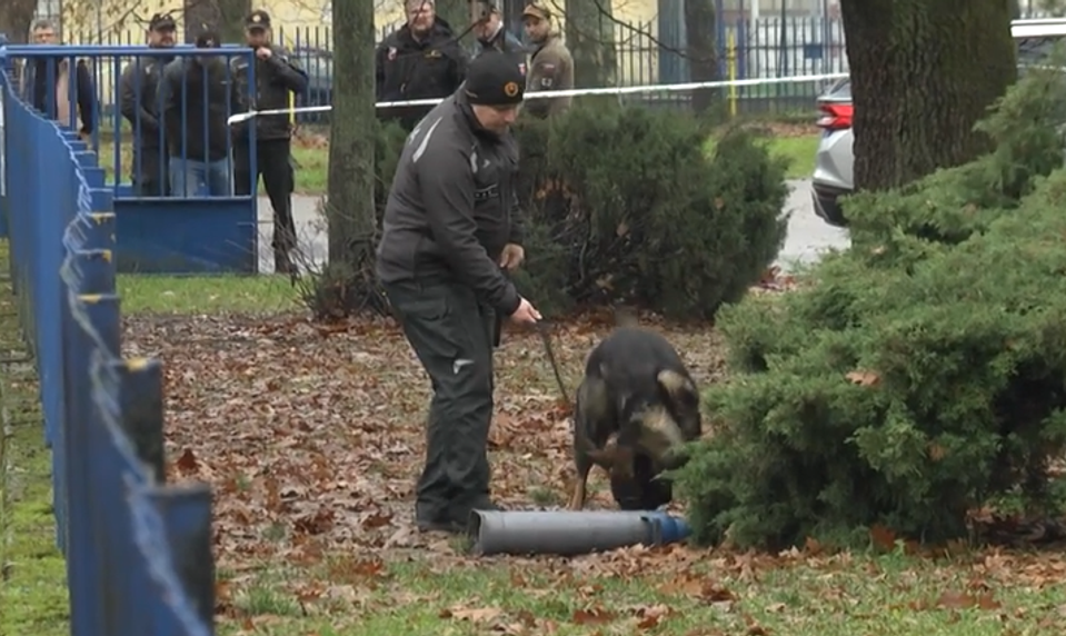 Na škole našli podozrivú plynovú nádobu s odkazom pre Zelenského