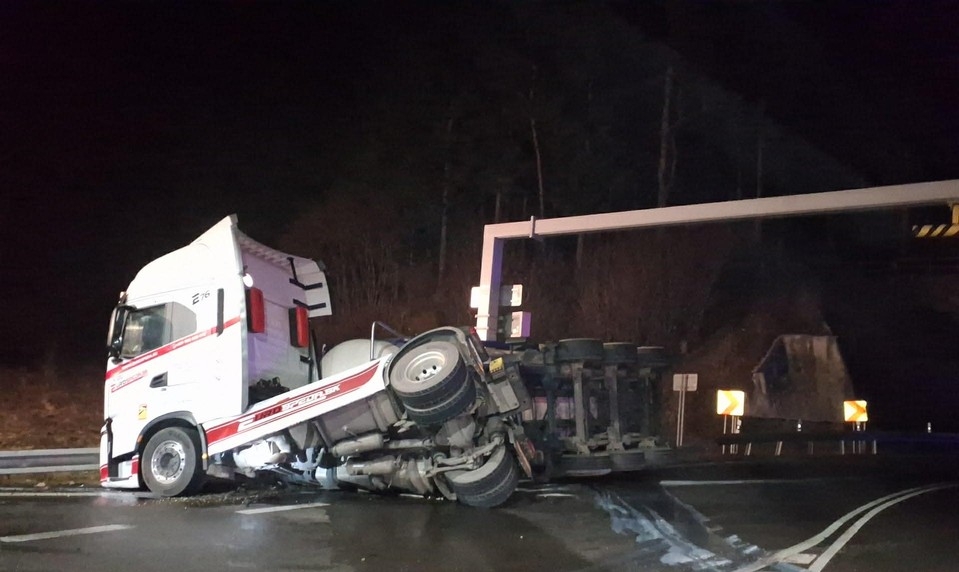 Vážna nehoda na Kysuciach: Pri obci Svrčinovec sa prevrátil kamión, unikla nebezpečná látka