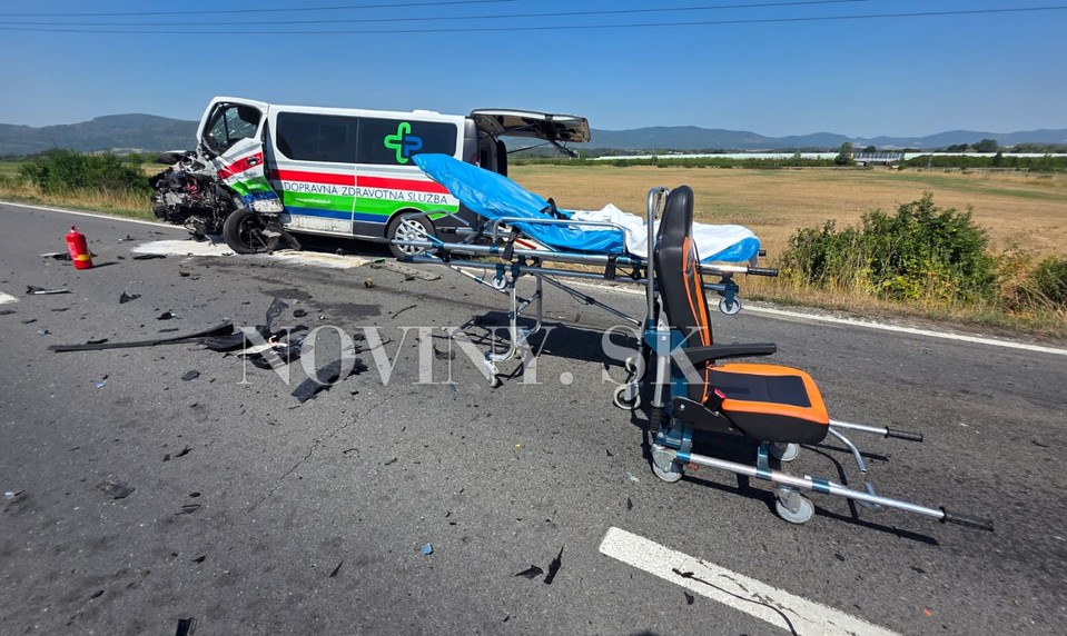 Vážna nehoda sanitky na strednom Slovensku: Po zrážke s autom sa zranili štyria ľudia
