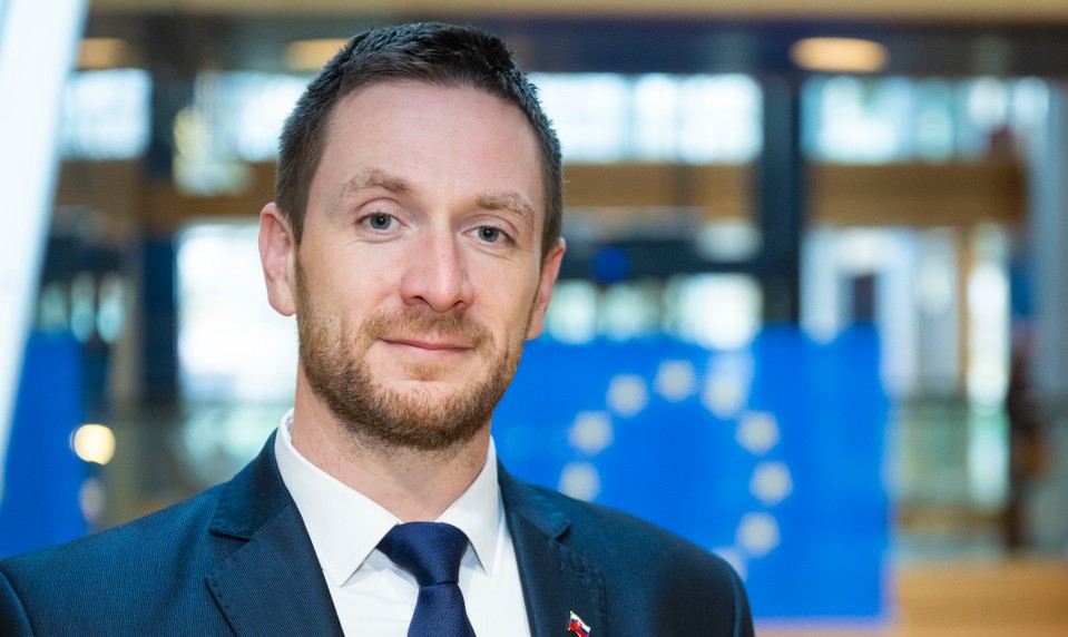 Prieskum JOJ 24: Republika je už tretia, Smer stráca. SNS stále pred bránami parlamentu