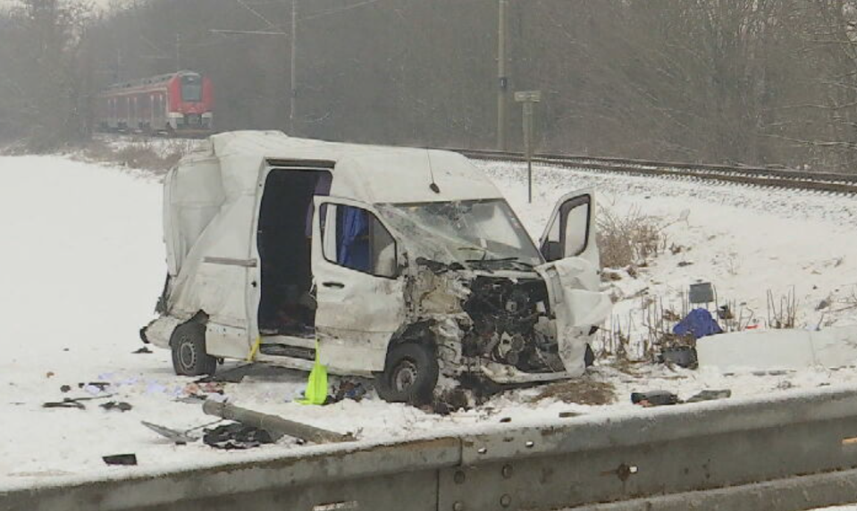 Dodávka skončila pod násypom po zrážke s vlakom. Vodiča previezli do nemocnice