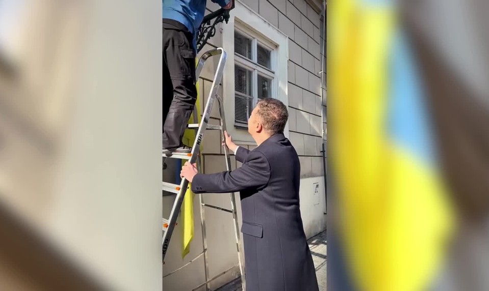 Tri roky visela ako znak podpory Ukrajine. Nový predseda Snemovne ju nechal zvesiť za pár sekúnd