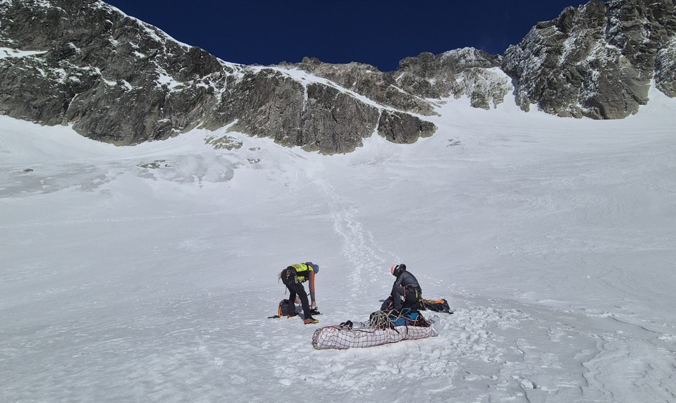 Výstup vo Vysokých Tatrách skončil tragicky. Turista spadol zo svahu
