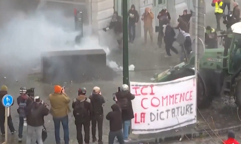 Kým spor o financovanie Ukrajiny paralyzuje samit, Brusel zaplavili protesty farmárov