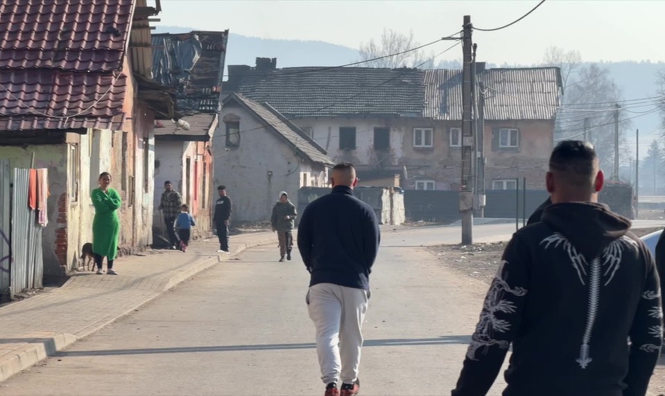 Hromadná bitka v osade: Sto ľudí sa bilo palicami aj mačetami, zranený je aj 6-ročný chlapec