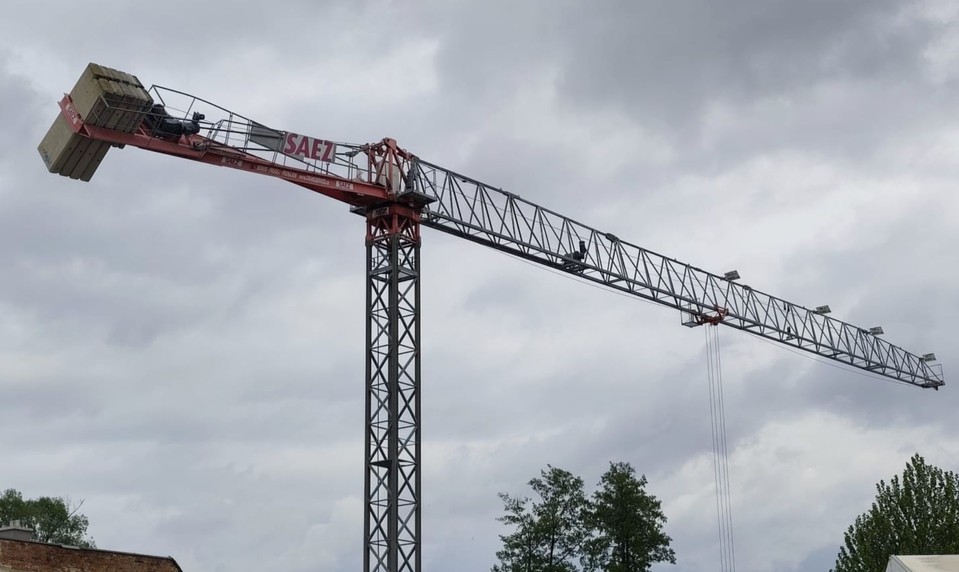 Nalomené rameno žeriavu vyvolalo poplach. Evakuovali desiatky detí
