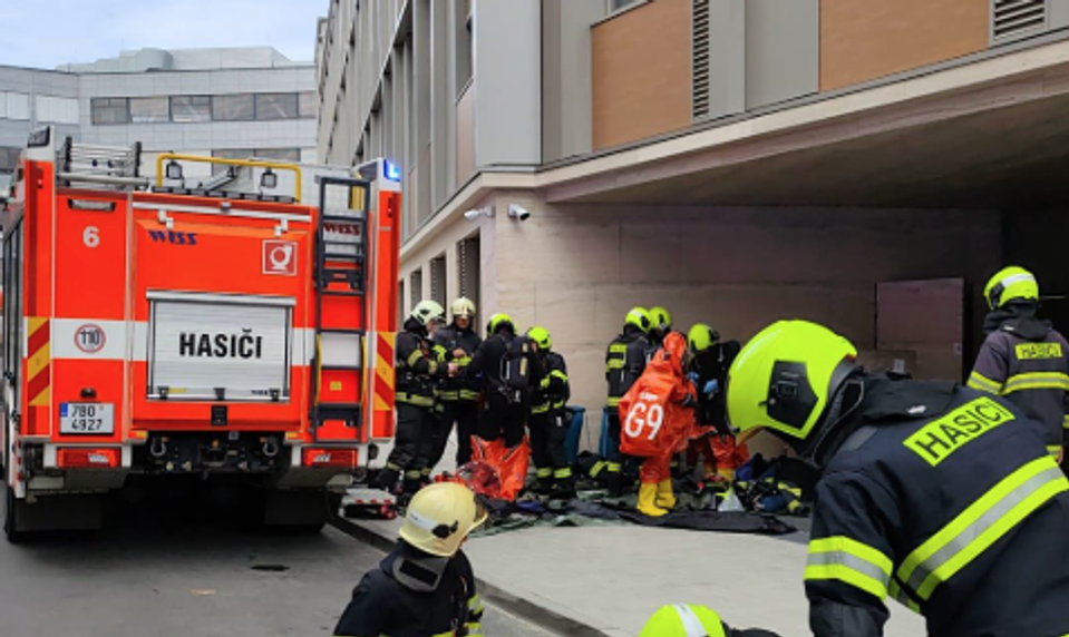 V laboratóriu v Brne unikla nebezpečná látka. Jeden muž skončil v nemocnici