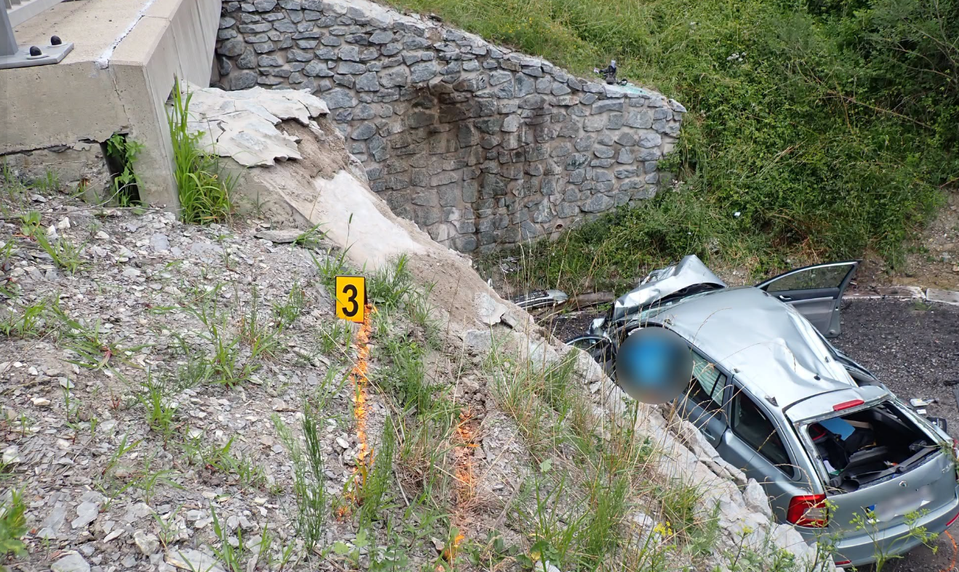 Tragická nehoda pri Jasenovej: Vodič po náraze do múru zomrel na mieste