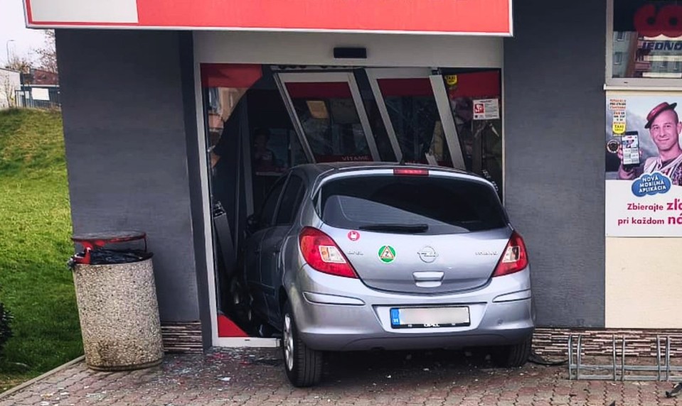 Mladá vodička si pomýlila pedále. Auto skončilo v dverách obchodu