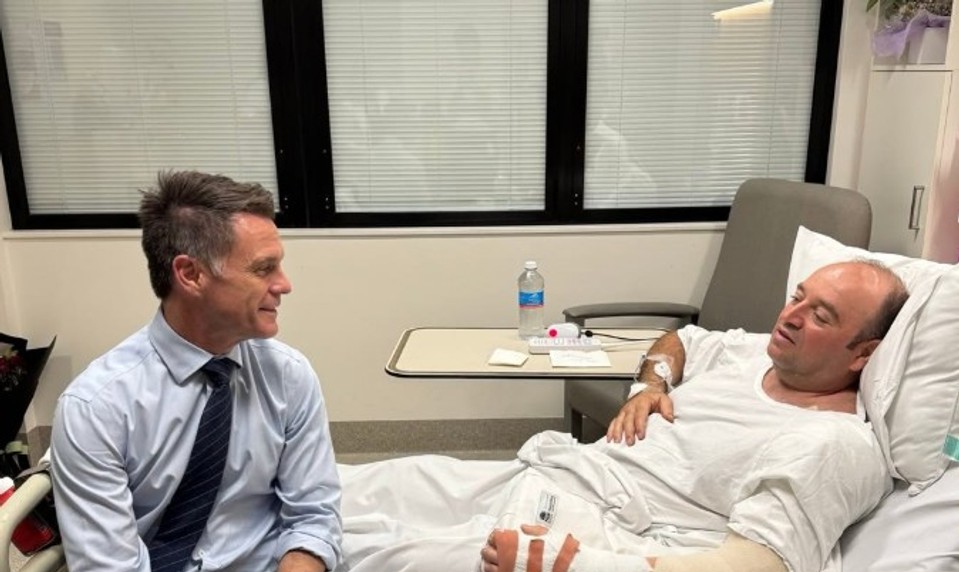 Ahmed riskoval život, aby zastavil strelca a stal sa národným hrdinom. Ľudia mu nosia kvety