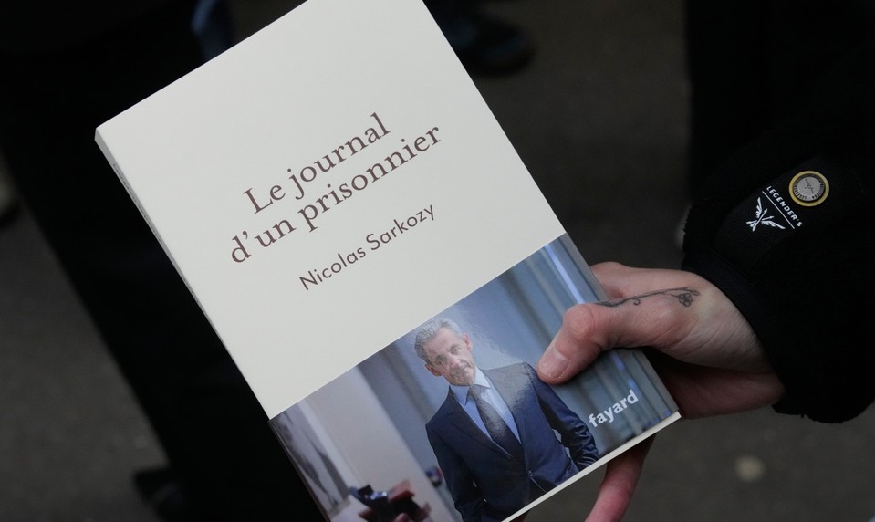 Sarkozyho väzenský denník má úspech. Za týždeň sa predalo 100-tisíc kusov