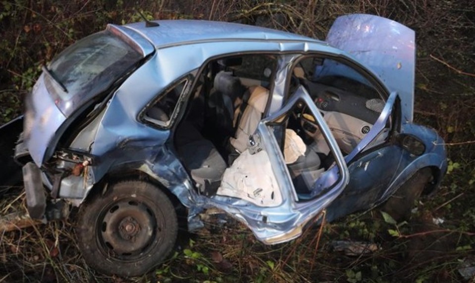 Mladík s čerstvým vodičákom nabúral do auta s batoľaťom. Zranilo sa 8 ľudí