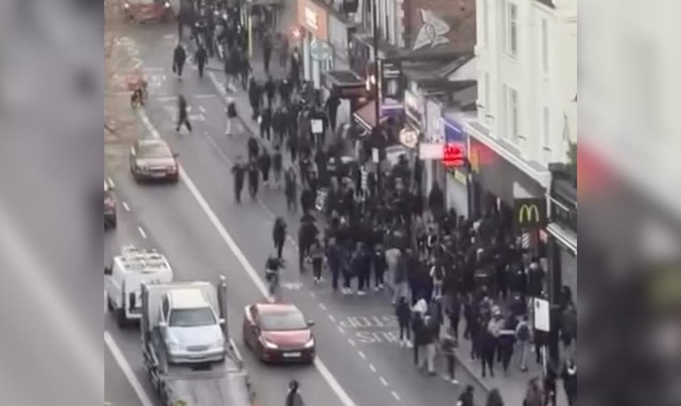 Veľkonočný chaos v Británii: Tínedžeri využili sviatky k rabovaniu a bitkám, rolu zohrali sociálne siete