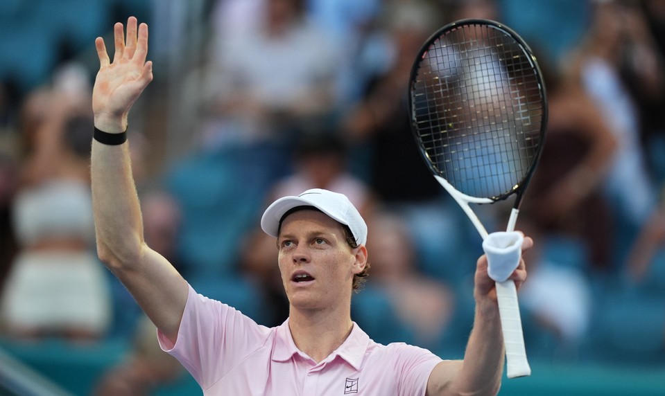 Historická dominancia SINNERA. Talian hladko do semifinále