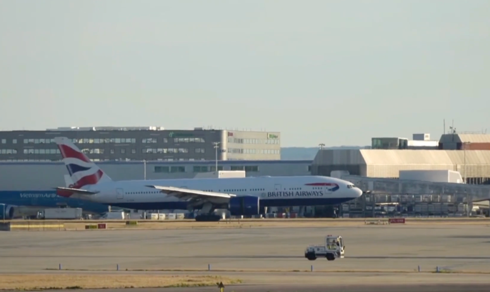 Núdzový stav na palube Boeingu. Lietadlo na ceste z Londýna prudko kleslo, spustili sa kyslíkové masky