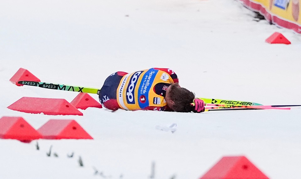 Klæbo tvrdo narazil, výsledkom je otras mozgu