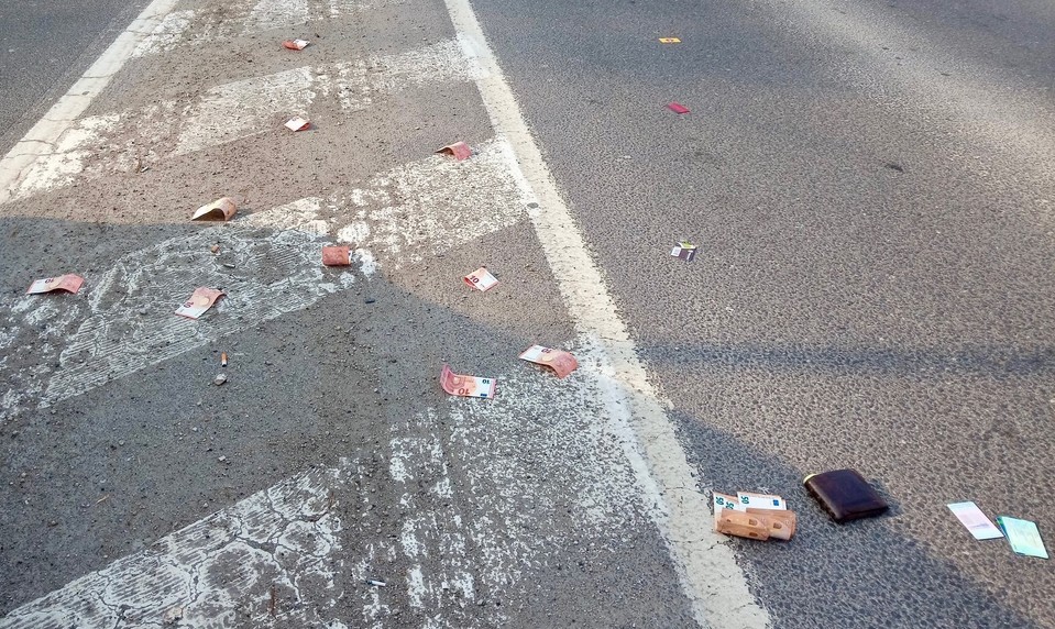 Na ulici v Nitre lietadlo 900 eur. Majiteľ zabudol peňaženku na streche auta