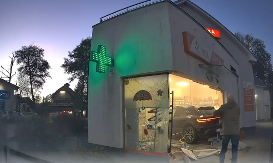 Porsche vletelo do lekárne. Vo vnútri boli ľudia