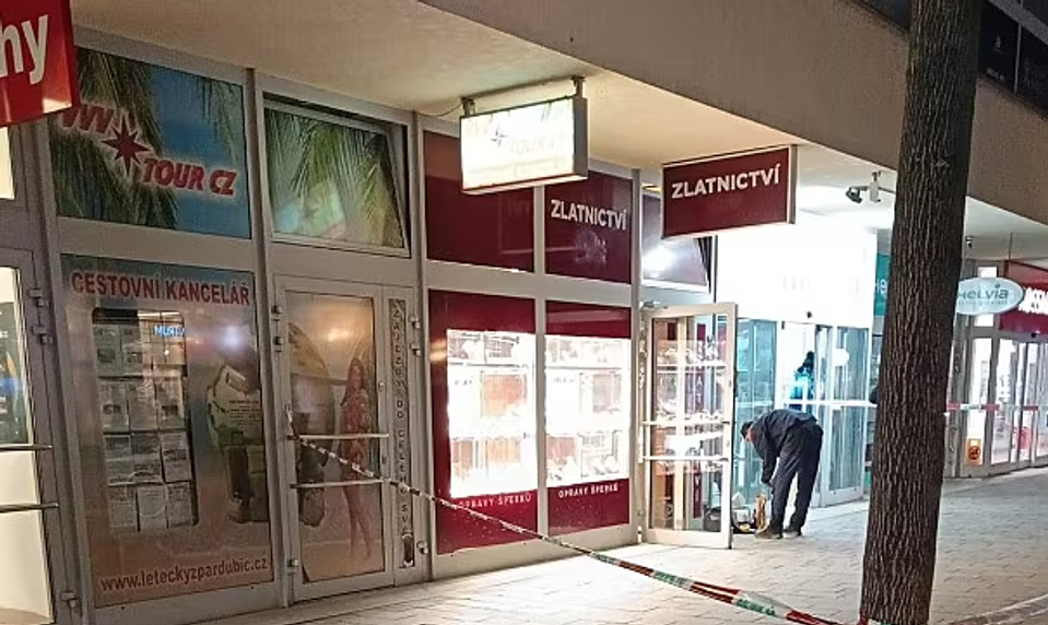 Mladá žena zneškodnila lupiča pri zlatníctve: Nasadila mu kravatu