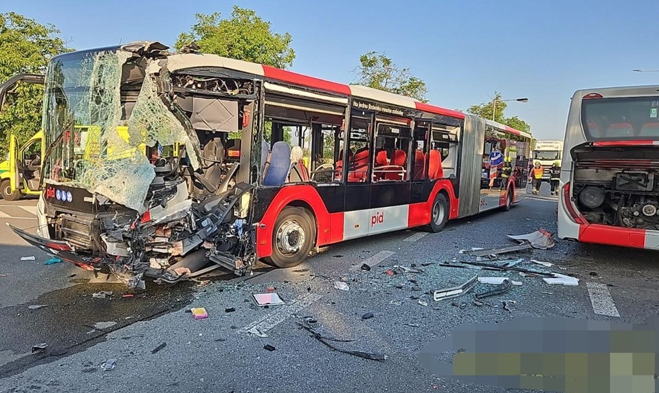 Zrážka dvoch linkových autobusov: Na mieste je 17 zranených, jedna žena vážne