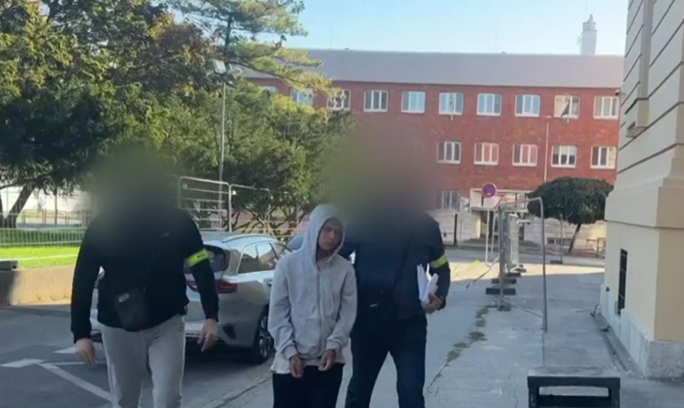 VIDEO: Mladíka (18), ktorý sa so sekerou vyhrážal žiakom pred školou, vzali do väzby