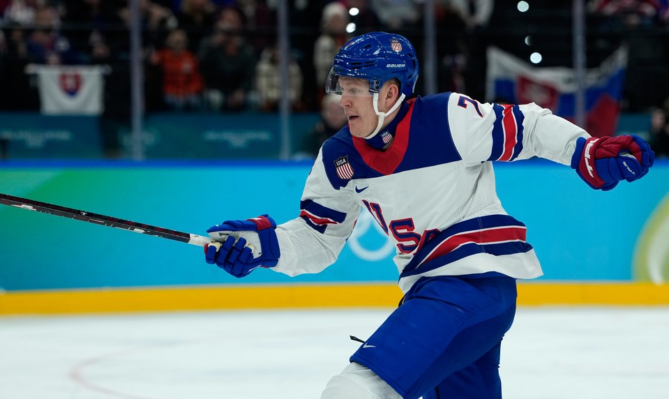 TKACHUK zvyšuje na 6:1