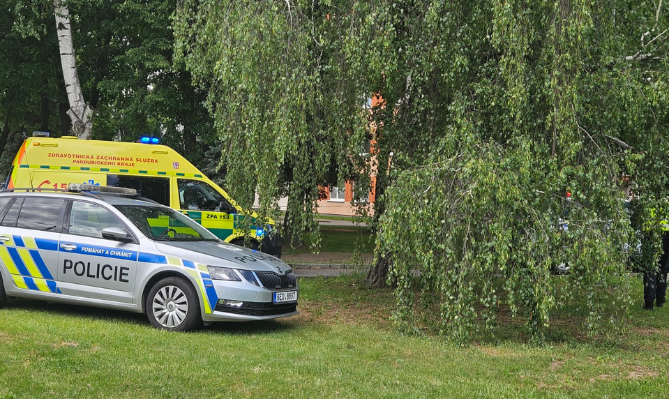 Policajti evakuovali školu: Študent mal po rozchode pobodať dievča
