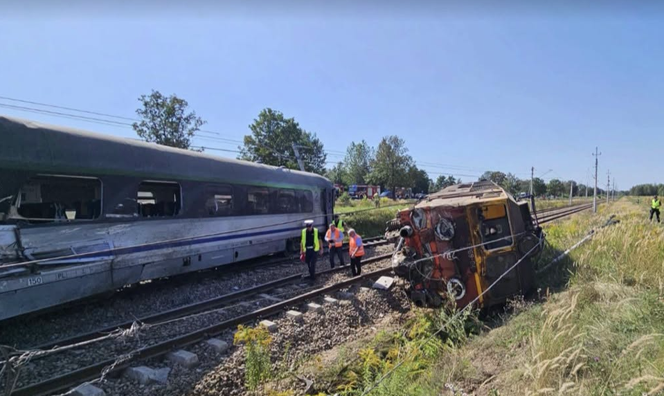 Vážna nehoda v Poľsku: Rýchlik sa zrazil s kamiónom, hlásia desiatky zranených