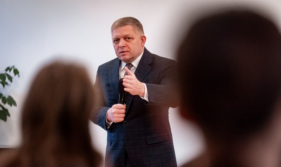 Fico pred študentmi chválil Vietnam a Čínu. Vonku ho čakali desiatky ľudí s transparentmi