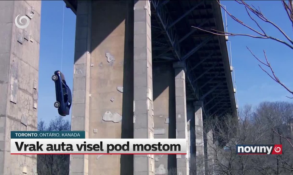 Vrak auta visel pod mostom