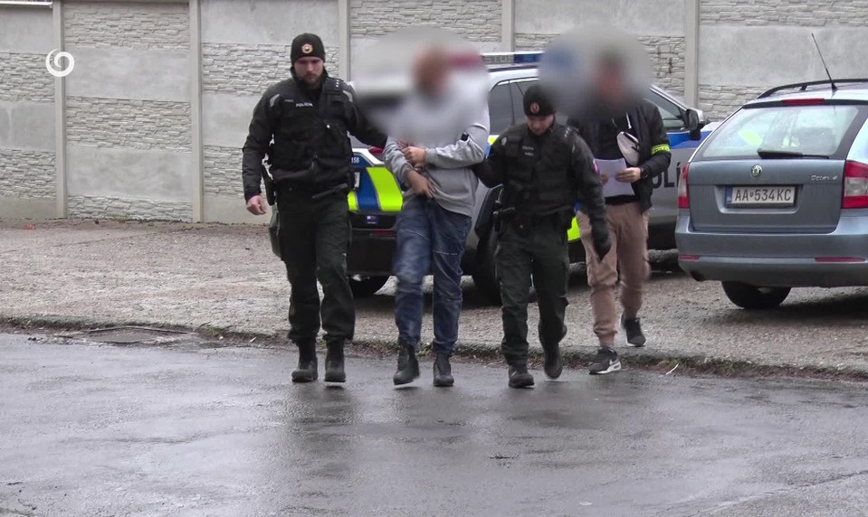 Po policajnej naháňačke sľuboval riadny život, sudkyňa ho napriek tomu poslala do väzby