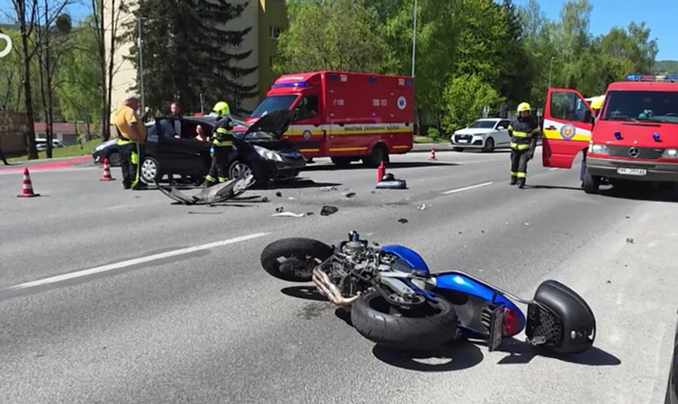 Auto mu nedalo prednosť: Motorkár skončil po nehode v nemocnici