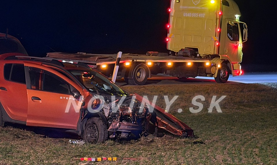Vážna nehoda na križovatke: Taxík a osobné auto skončili po zrážke v poli