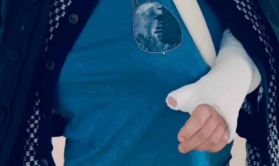 Lyžovačka skončila zle pre známeho českého režiséra! Má dolámané obe ruky!